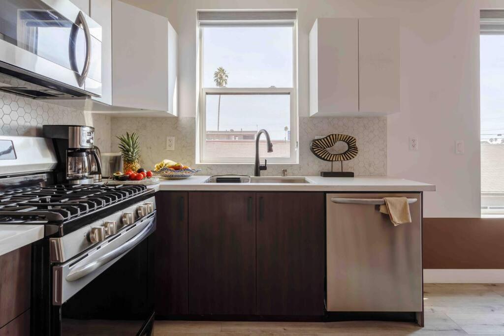 Stunning Hollywood Townhouse With Sunny Views Villa Лос Анджелис Екстериор снимка