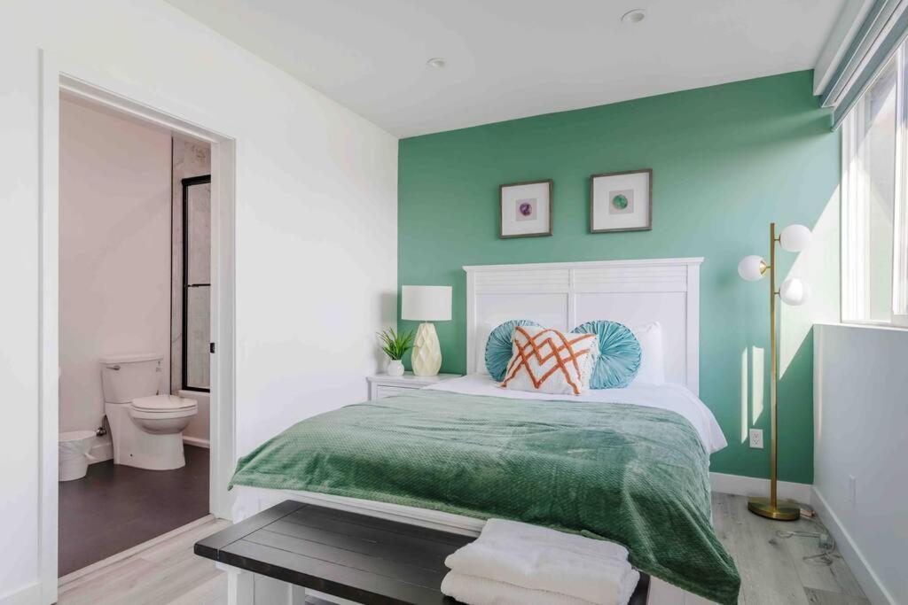 Stunning Hollywood Townhouse With Sunny Views Villa Лос Анджелис Екстериор снимка